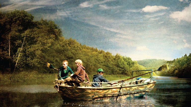 Scène du film Les Géants - Trois garçons sur un bateau