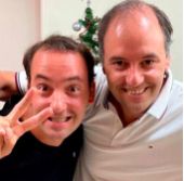 Deux hommes posant ensemble pour un selfie