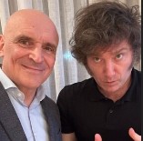 Deux hommes posant ensemble sur une photo